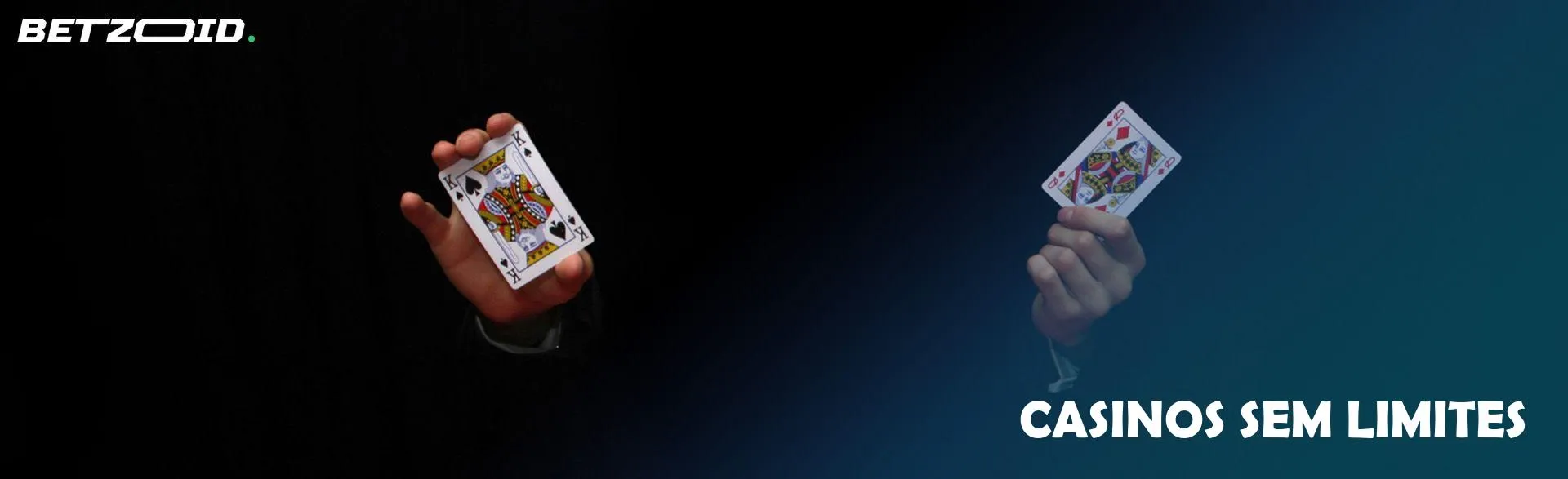 Um homem mostra duas cartas sobre um fundo escuro.