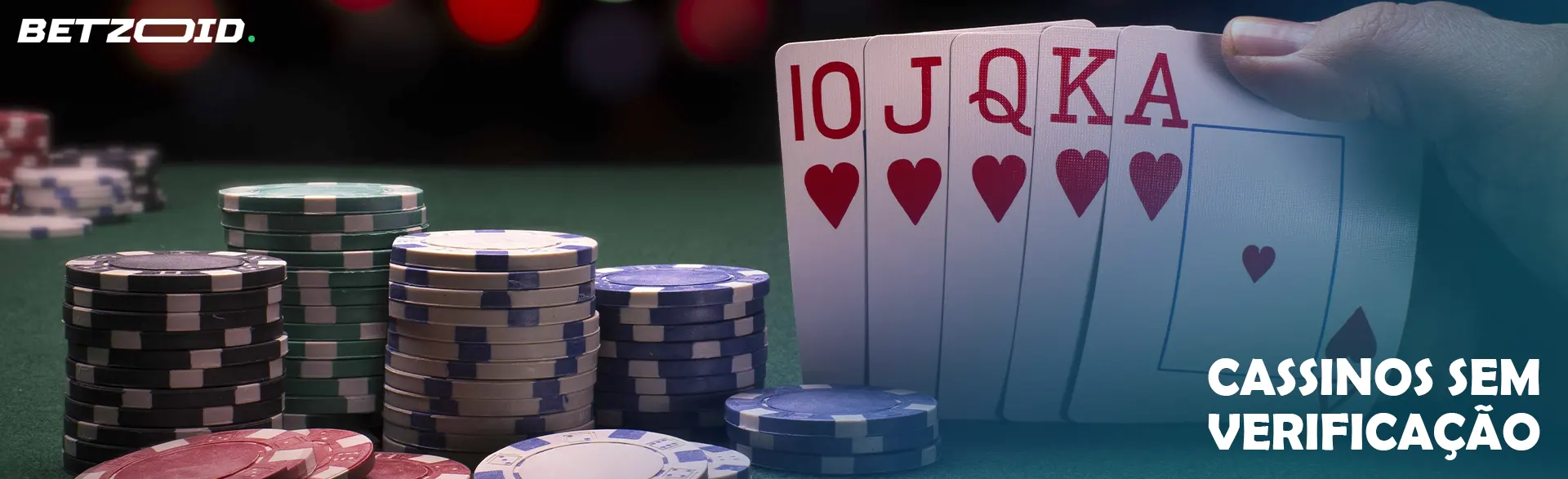Várias cartas na mão do jogador ao lado das fichas do casino.