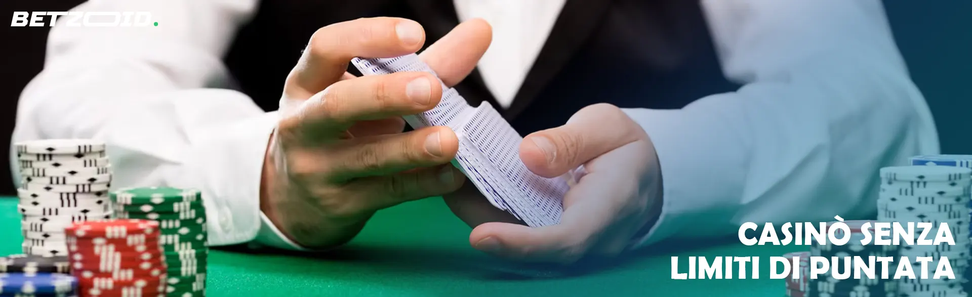 Le mani del croupier mescolano le carte con le fiches sul tavolo.