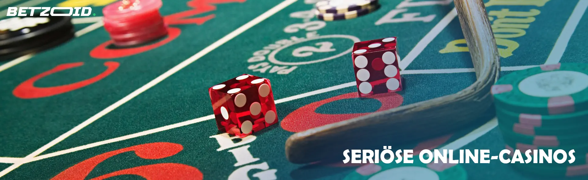 Würfel und Chips auf dem Casinotisch.