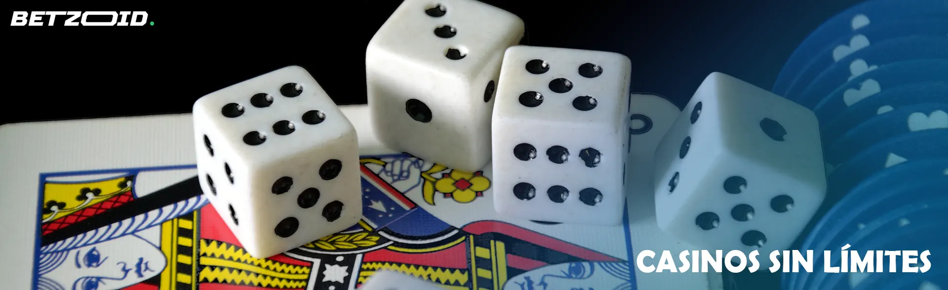 Sobre las cartas hay dados y fichas de casino.