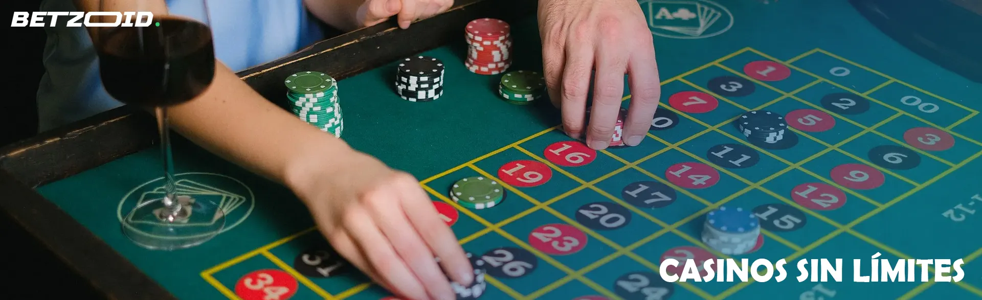 Los jugadores realizan apuestas con fichas de casino.