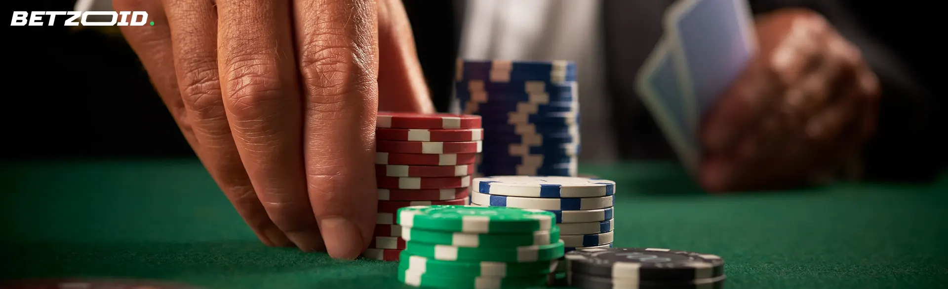 Jugador organizando fichas en mesa de póker para casinos online sin restricciones.