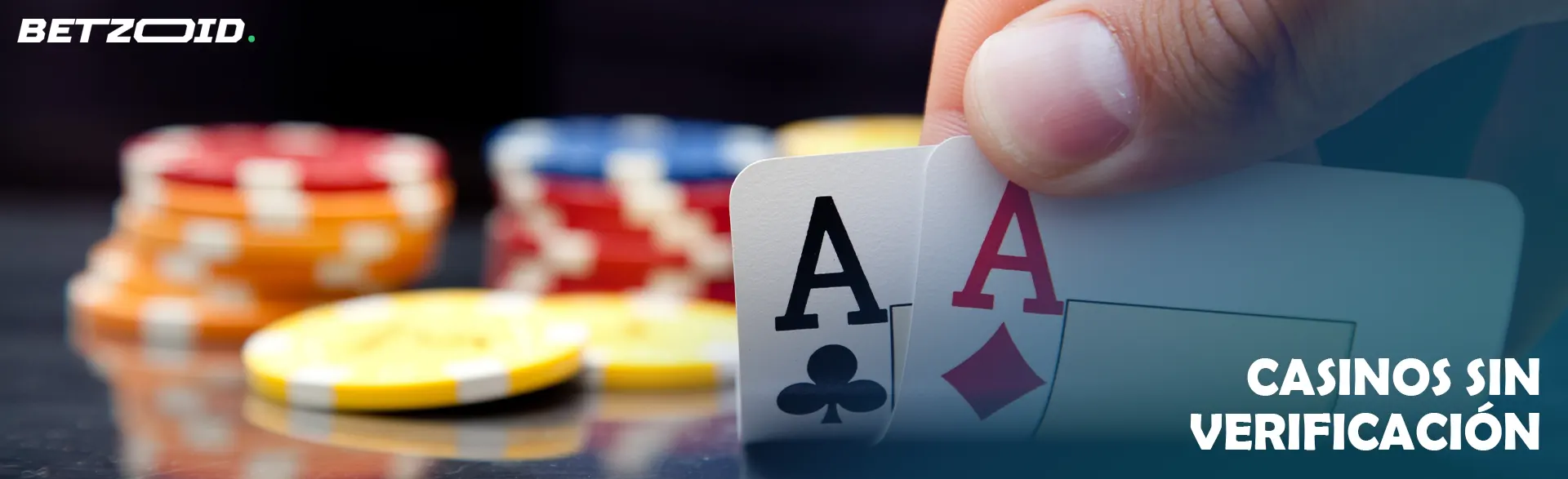 Dos cartas de ases en poder de una persona, en el fondo hay fichas de casino.