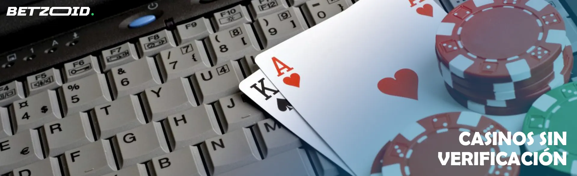 Tarjetas y chips en el teclado del portátil.