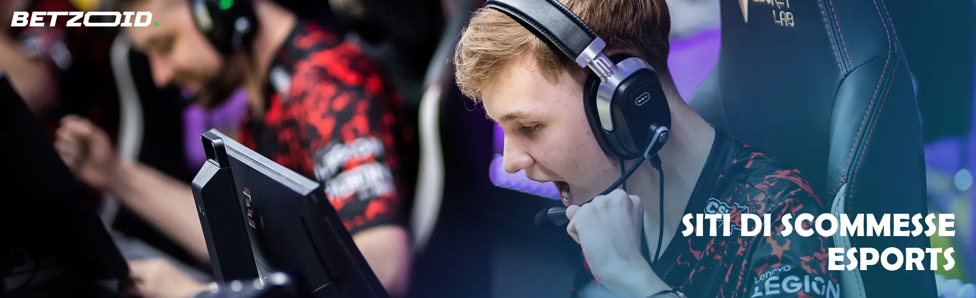 Il cyber sportivo gioca con le cuffie.