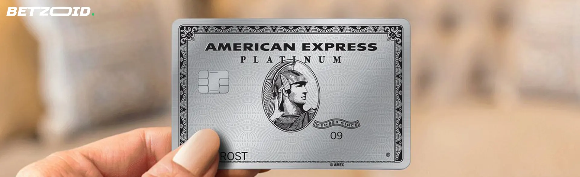 Tarjeta American Express Platinum en mano para casas de apuestas.