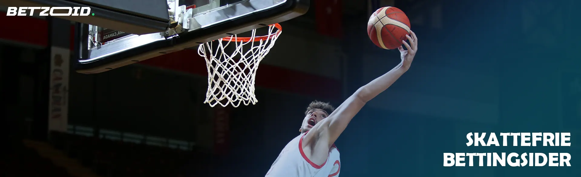En basketballspiller prøver å kaste ballen i kurven.