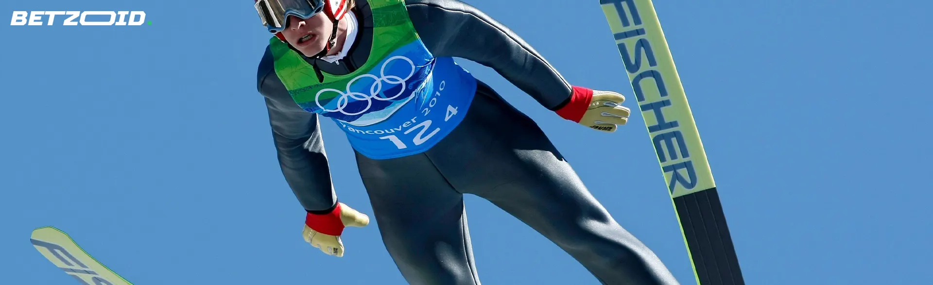 Ein Sportler auf Skiern im Flug.