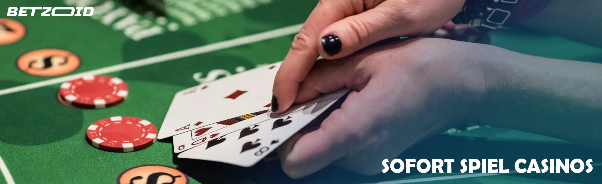 Ein Spieler hält Karten auf einem Casinotisch.