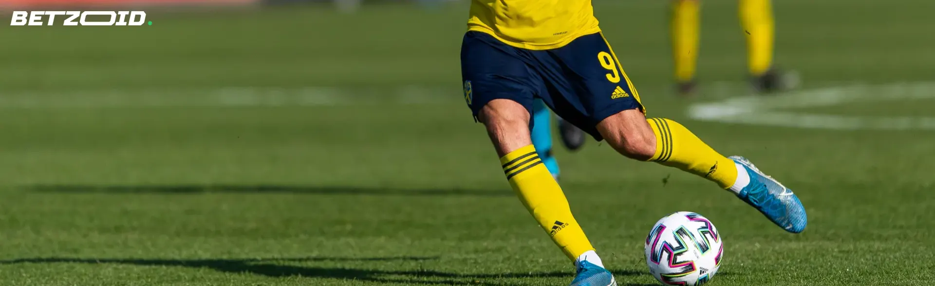 Fotbollsspelare med bollen under matchen.