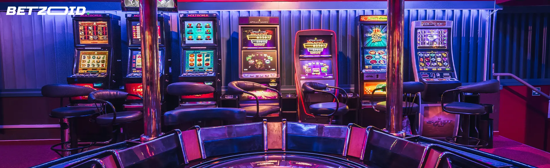 Rekke med spilleautomater i et kasino.