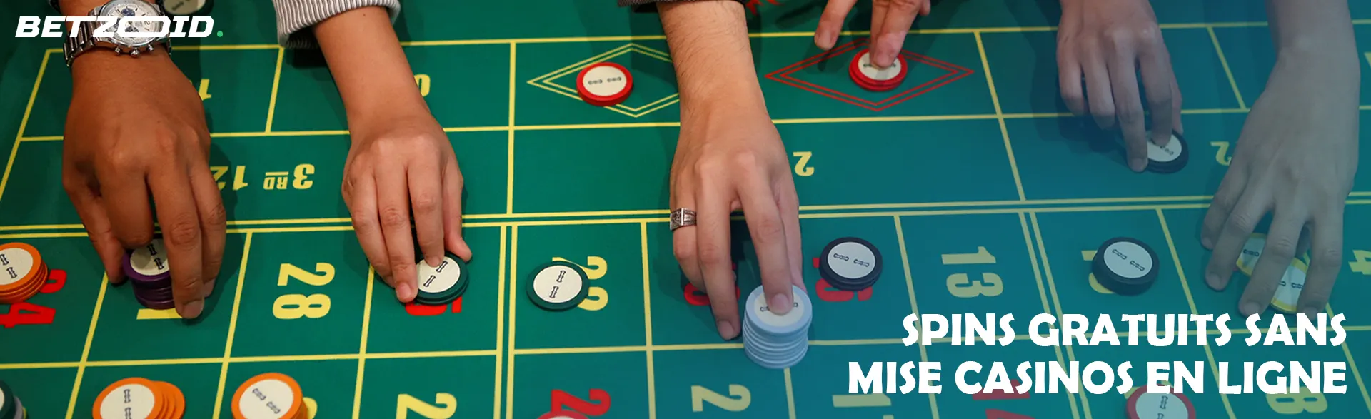 Les joueurs placent des paris avec des jetons sur la table du casino.