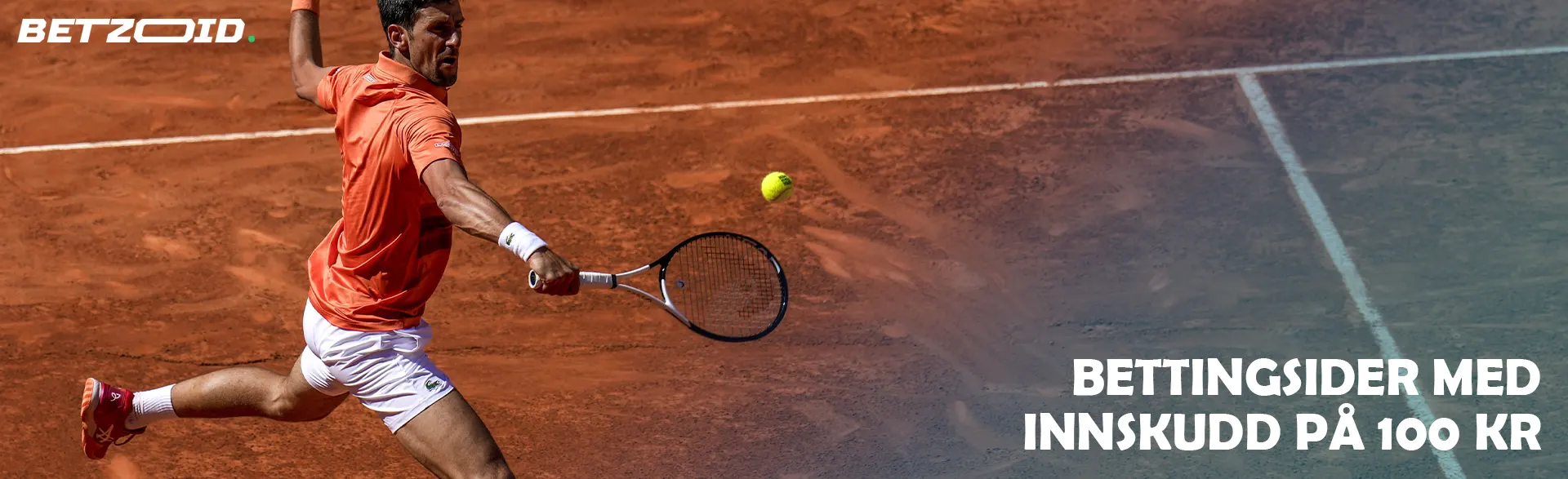 En tennisspiller prøver å slå ballen.