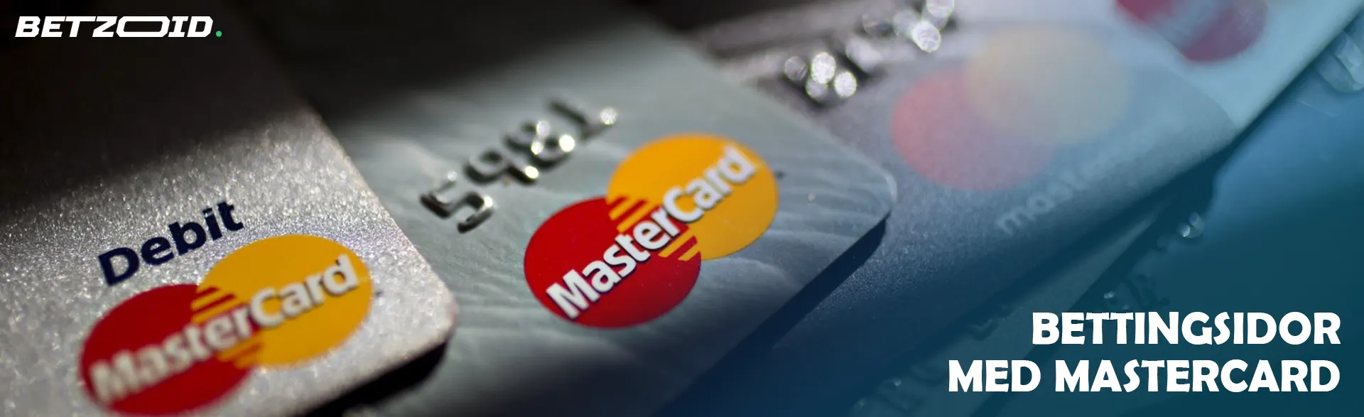 Mastercard-korten är ordnade i rad.