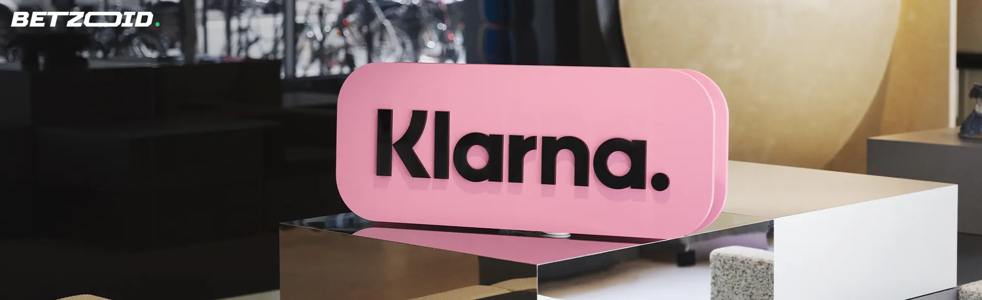 Rosa Klarna-Logo auf dem Ständer.