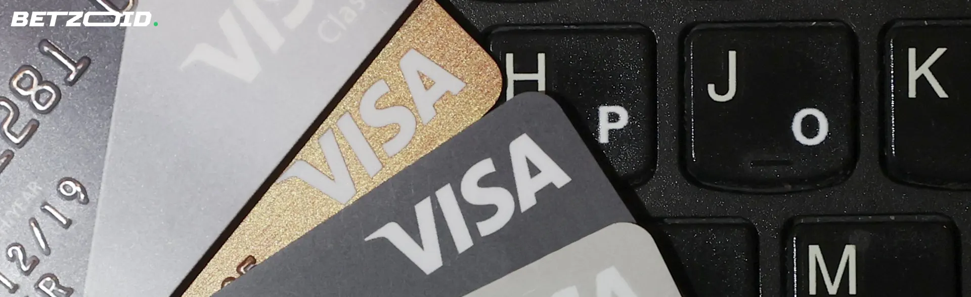 Visa-Debitkarten liegen auf der Tastatur.