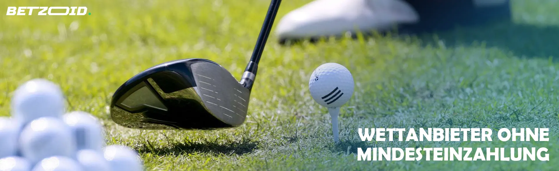 Ein Golfspieler bereitet sich darauf vor, den Ball zu schlagen.