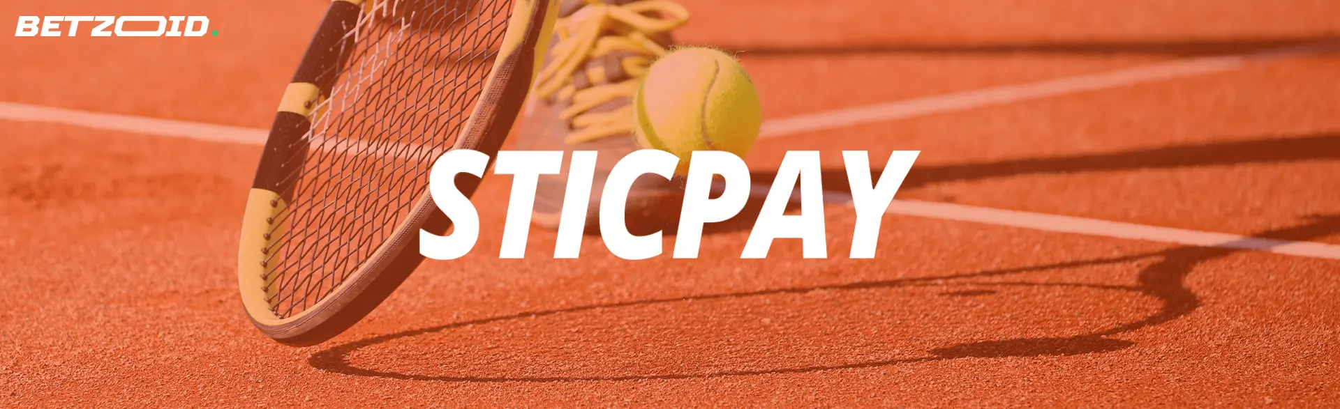 ラケットとボールを持つテニスプレーヤーの背景に Sticpay のロゴ。