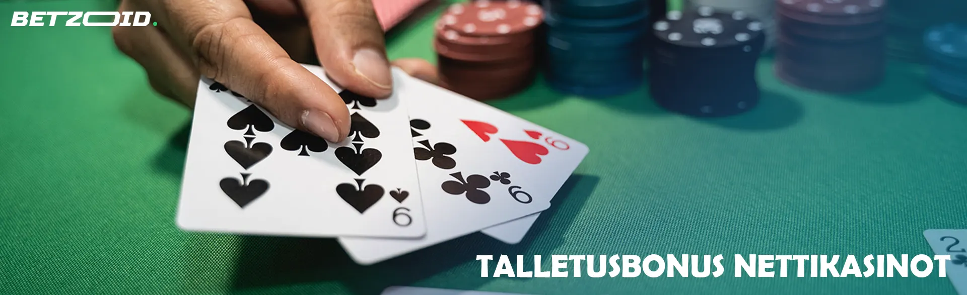 Pelaajalla on kortit kasinon pelimerkkien vieressä.