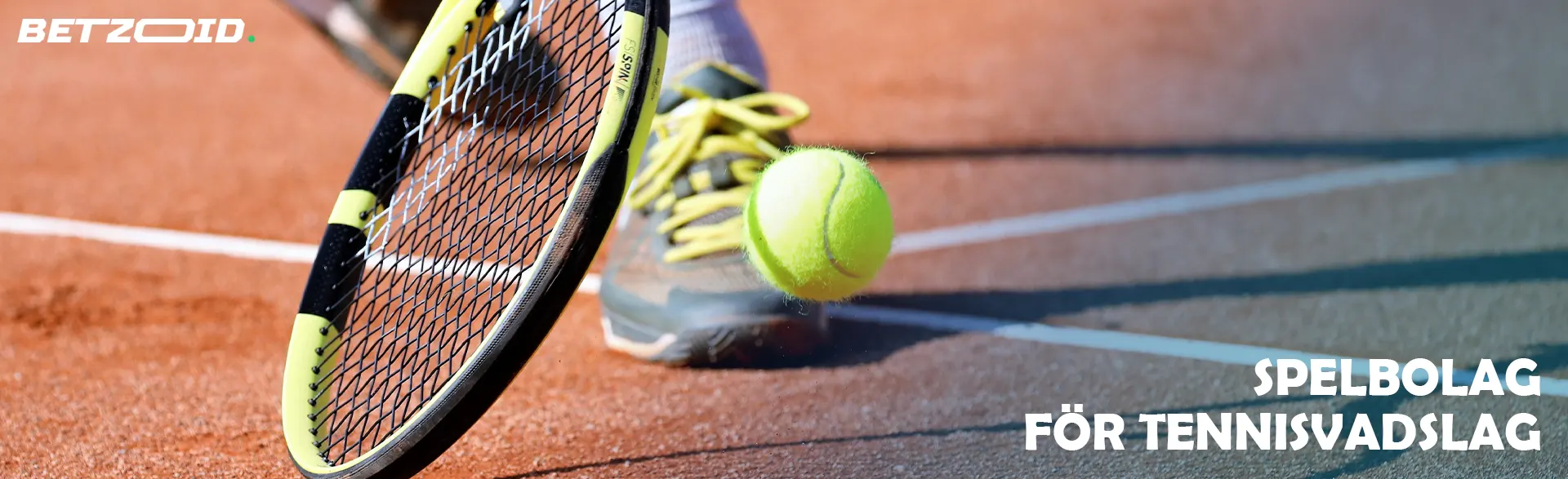 En tennisspelare försöker slå bollen med ett racket.