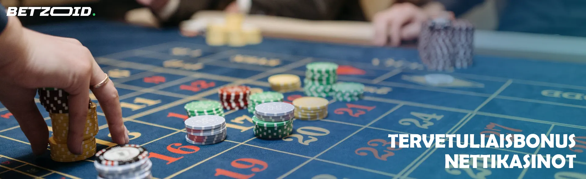 Pelaaja asettaa pelimerkkejä kasinopöydälle.