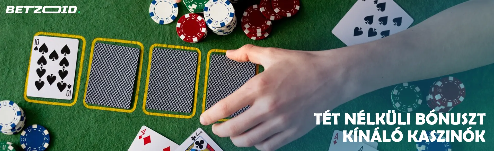 A játékos kártyákat helyez a kaszinóasztalra.