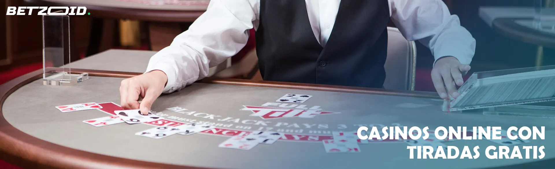 El crupier en la mesa de blackjack reparte las cartas.