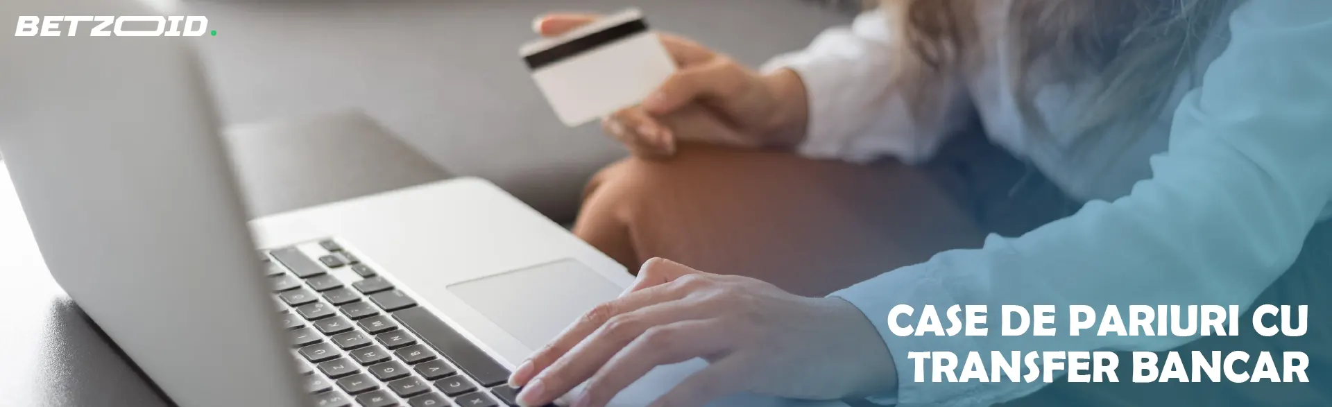 O persoană ține o hartă lângă un laptop. 