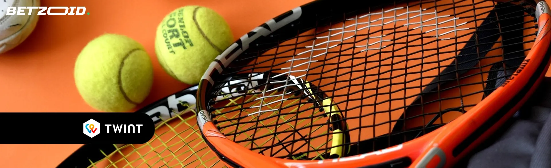 Tennisbälle neben Schlägern.