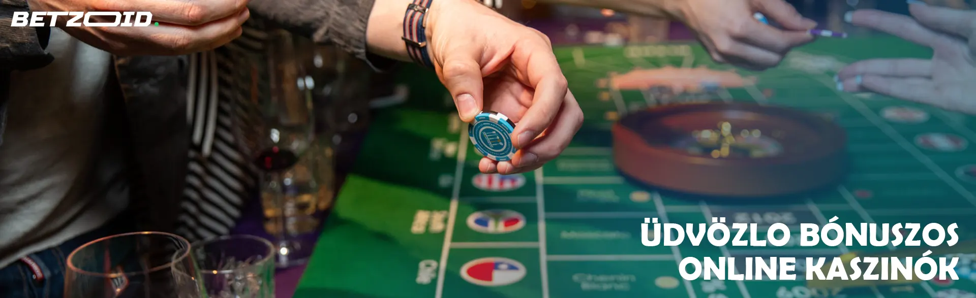 Egy játékos zsetonokat tart a rulettasztal felett.