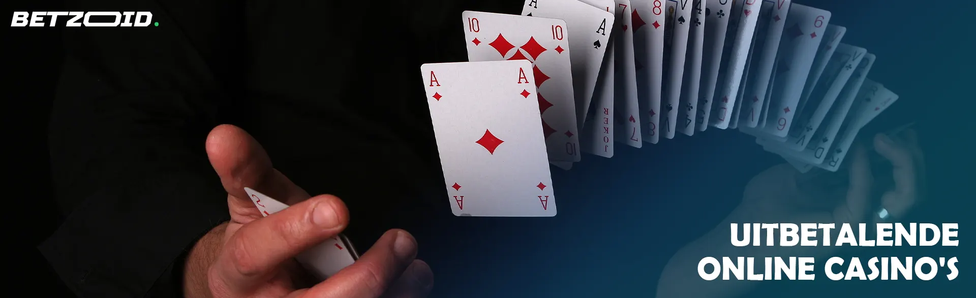 Een man schudt kaarten op een donkere achtergrond.