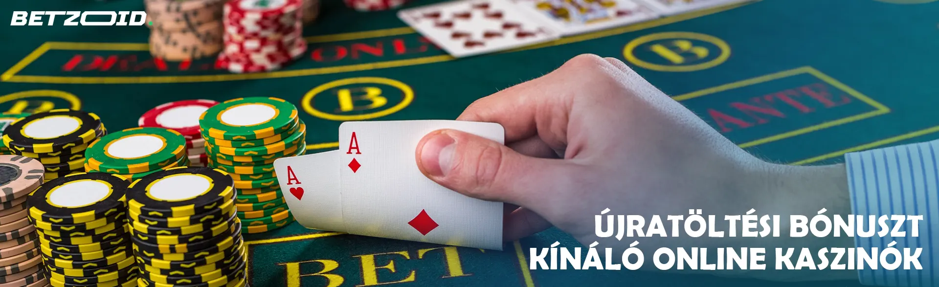 A játékos kaszinó zsetonok mellett tartja a kártyákat.