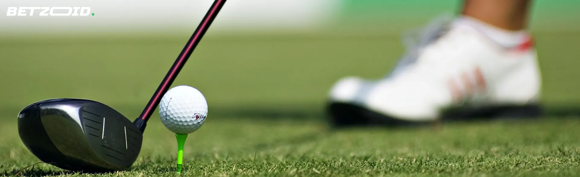 Ein Golfspieler bereitet sich auf einen Schlag vor.