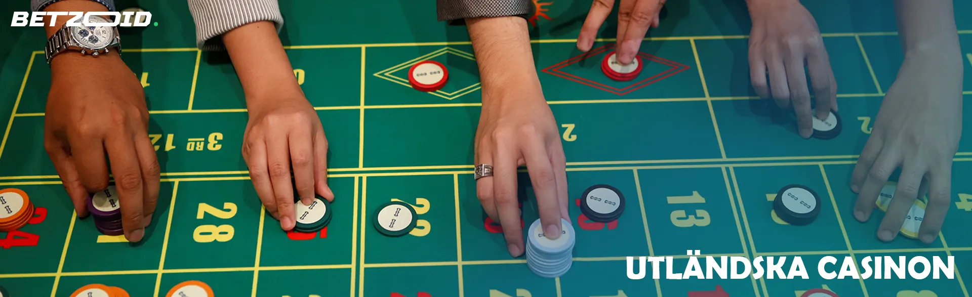 Spelare gör insatser med marker på kasinobordet.