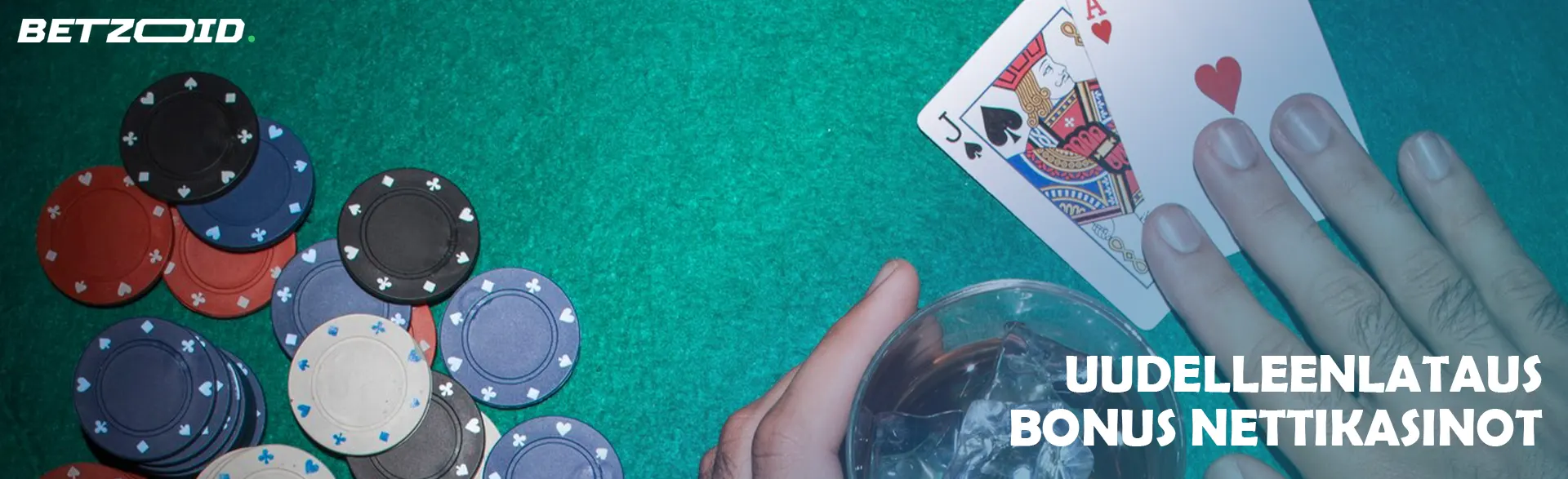 Pelaaja pitää kortteja kädessään kasinon pelimerkkien ja juoman vieressä lasissa.