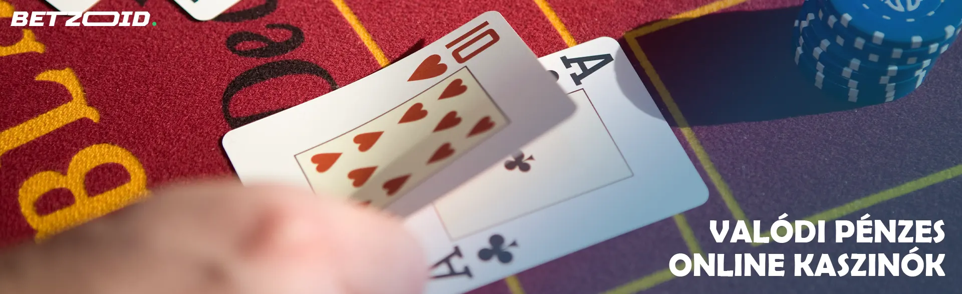 A játékos kártyákat helyez a kaszinóasztalra.