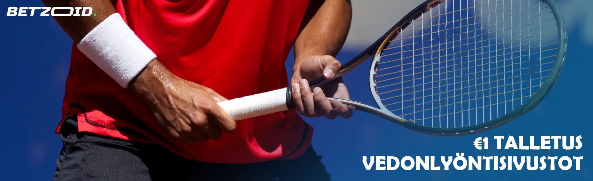 Tennispelaaja pitää mailaa kädessään.