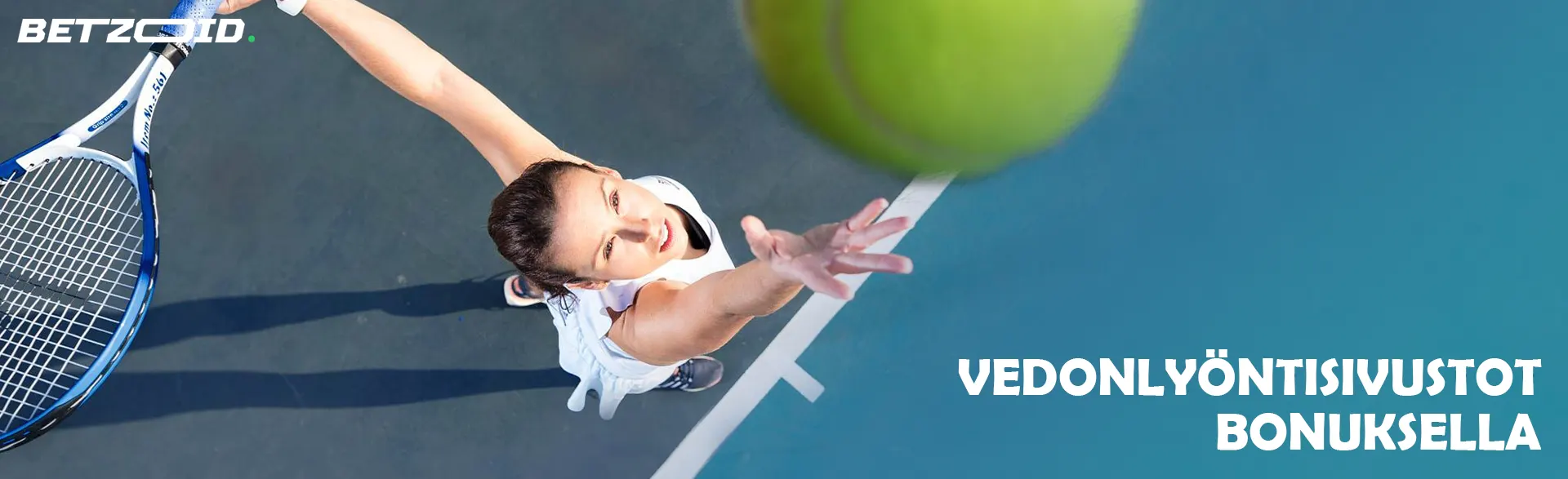 Naistennispelaaja heiluu tehdäkseen laukauksen.