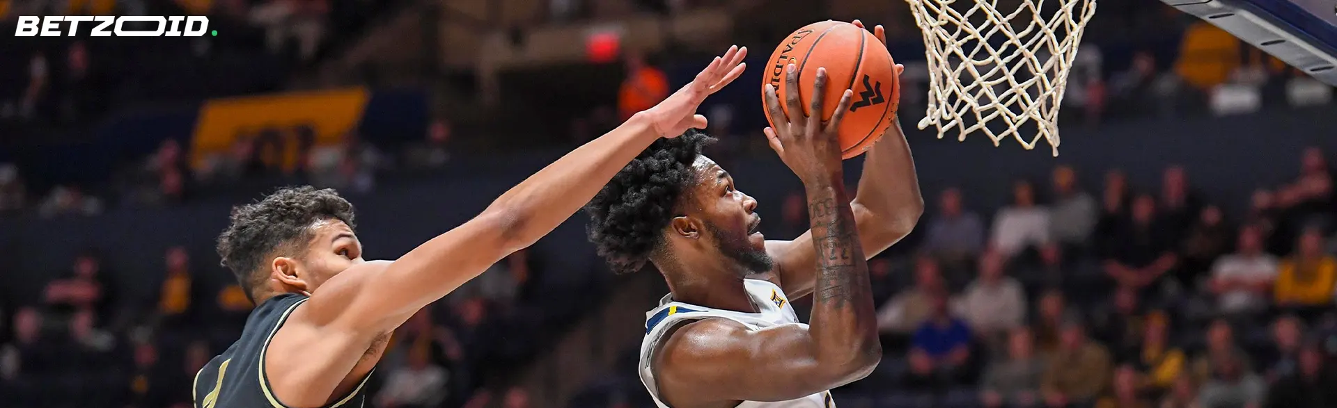 Jugadores de baloncesto en acción durante un partido.