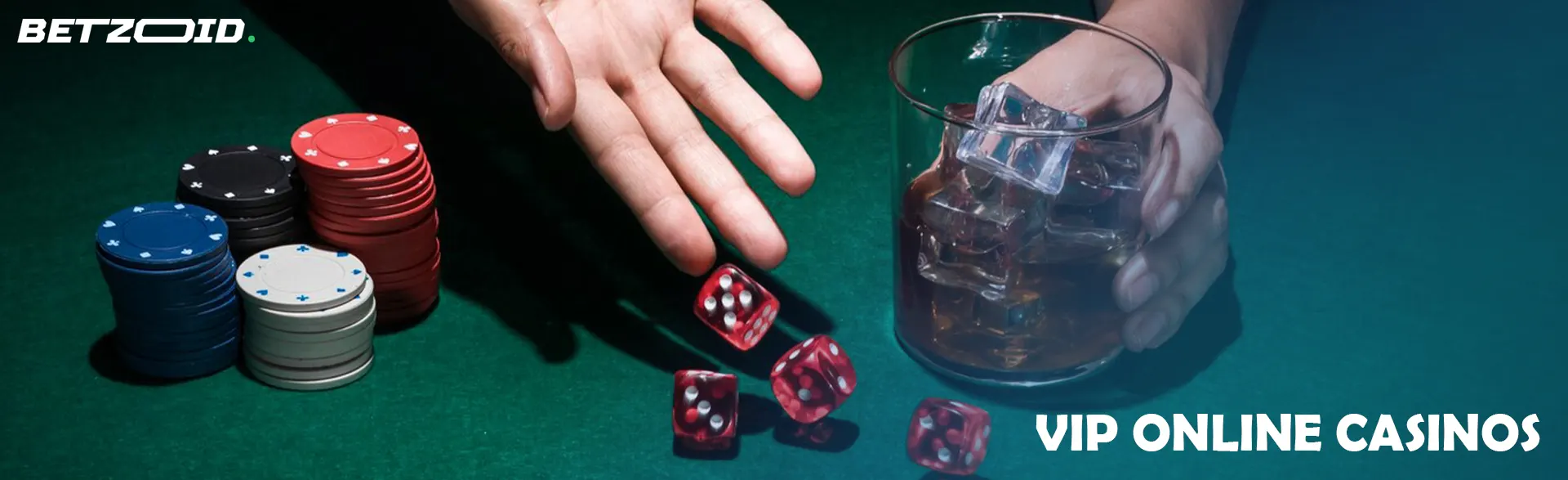 Ein Spieler würfelt neben Casino-Chips und einem Getränk in einem Glas.
