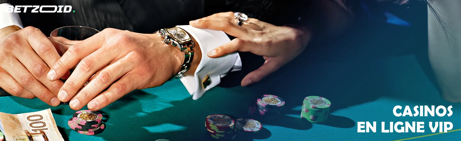 Joueurs à la table du casino à côté des jetons et de l'