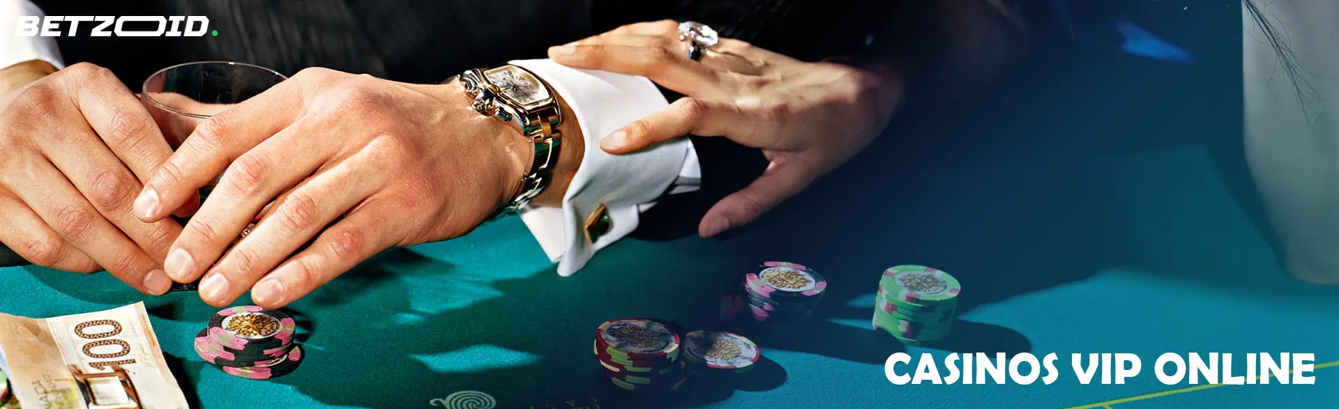 Jugador en la mesa de póquer con fichas y billetes.