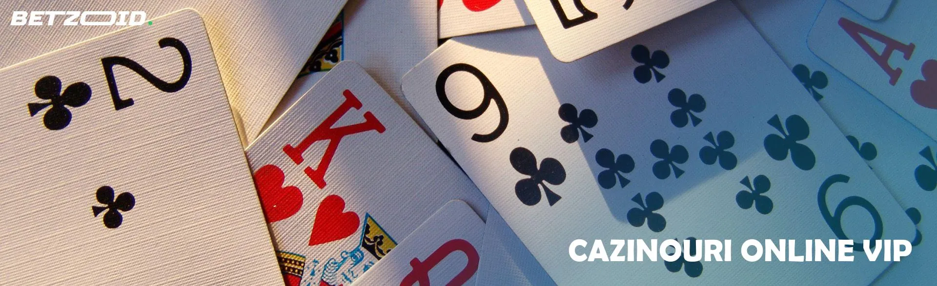 Un pachet de cărți este împrăștiat. 