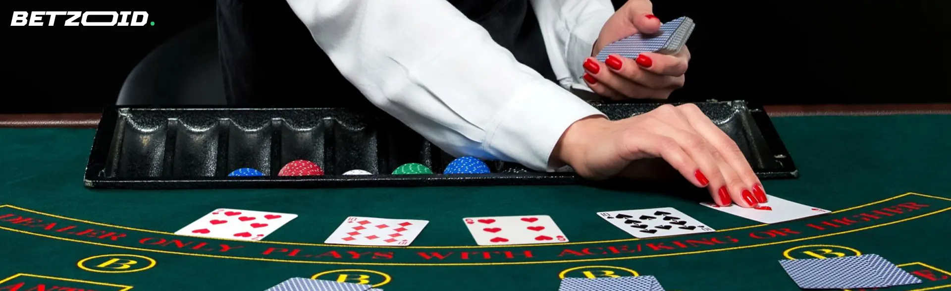 Der Croupier legt die Karten auf dem Casinotisch aus.