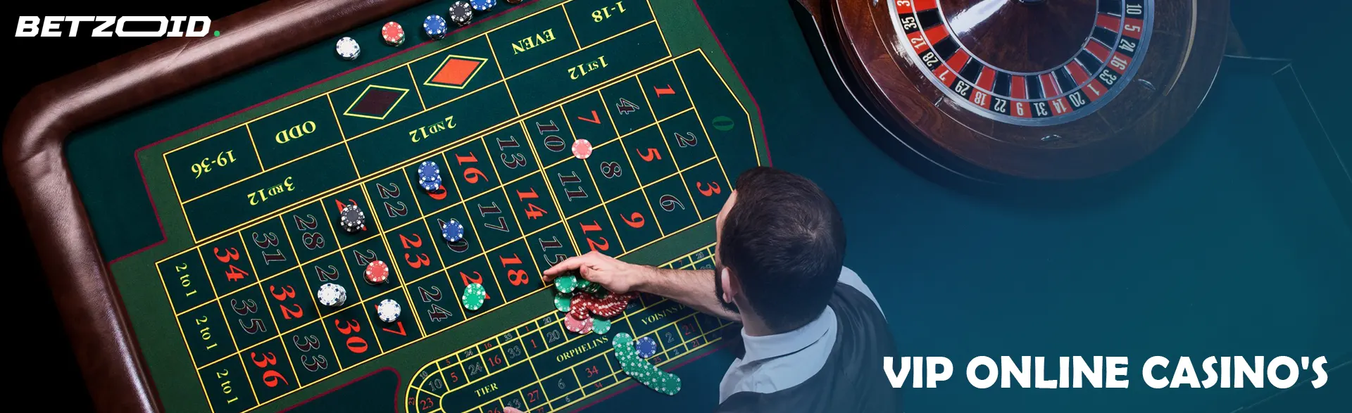 De croupier plaatst de fiches op de roulettetafel.