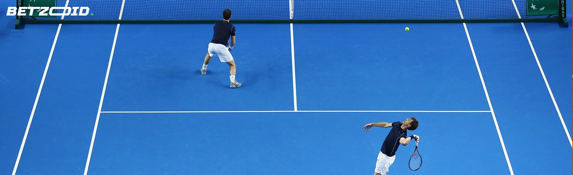 Tenistas en la cancha durante un partido.