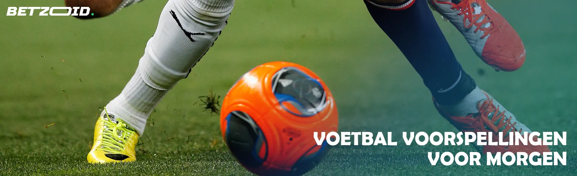 Voetballers vechten tijdens een wedstrijd om de bal.
