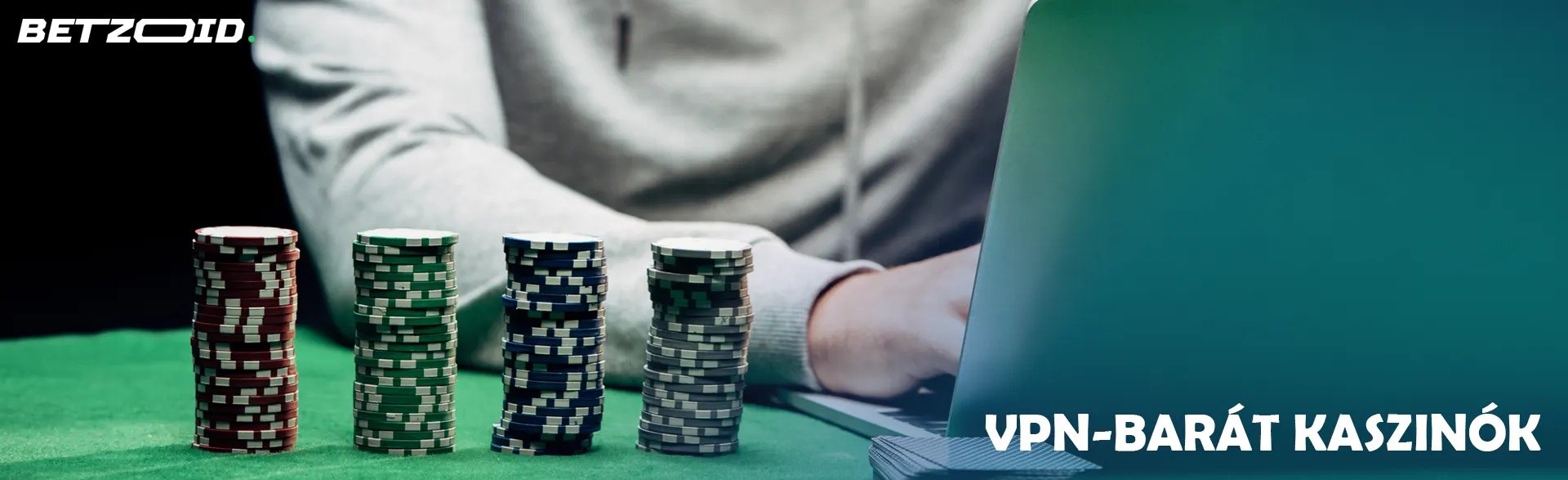 Egy szerencsejátékos egy laptop és kaszinó zsetonok mellett.