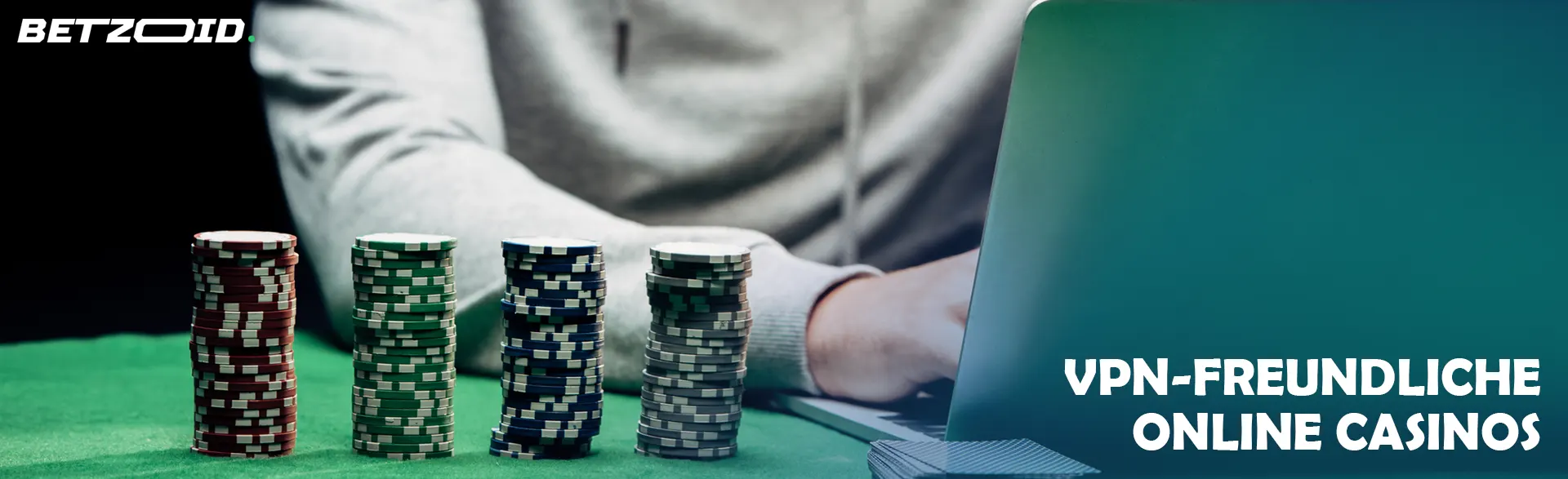 Ein Spieler an einem Laptop neben Casino-Chips.